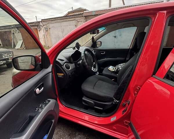 Красный Хендай и10, объемом двигателя 1.25 л и пробегом 169 тыс. км за 5500 $, фото 5 на Automoto.ua