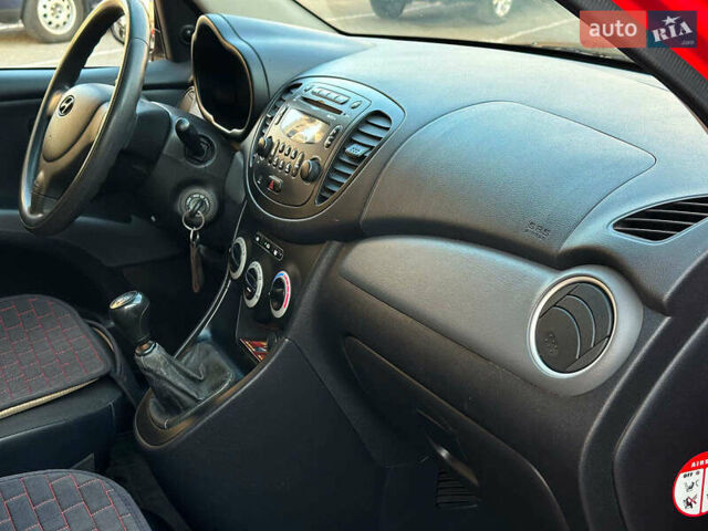 Красный Хендай и10, объемом двигателя 1.2 л и пробегом 189 тыс. км за 5490 $, фото 21 на Automoto.ua
