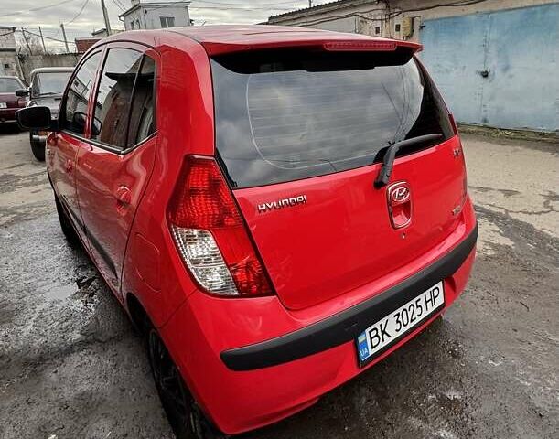 Красный Хендай и10, объемом двигателя 1.25 л и пробегом 169 тыс. км за 5500 $, фото 3 на Automoto.ua