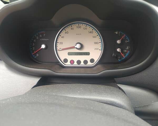 Красный Хендай и10, объемом двигателя 1.09 л и пробегом 140 тыс. км за 3900 $, фото 5 на Automoto.ua