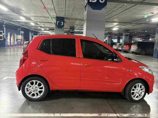 Красный Хендай и10, объемом двигателя 1.1 л и пробегом 75 тыс. км за 8000 $, фото 1 на Automoto.ua