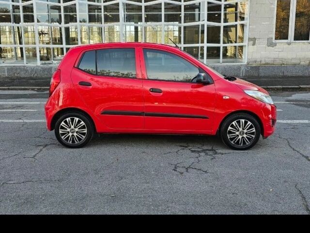 Красный Хендай и10, объемом двигателя 1.1 л и пробегом 90 тыс. км за 5000 $, фото 1 на Automoto.ua