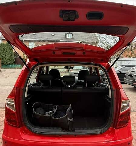 Красный Хендай и10, объемом двигателя 1.25 л и пробегом 186 тыс. км за 6100 $, фото 5 на Automoto.ua