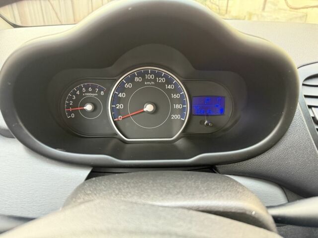 Красный Хендай и10, объемом двигателя 1.1 л и пробегом 69 тыс. км за 7200 $, фото 2 на Automoto.ua