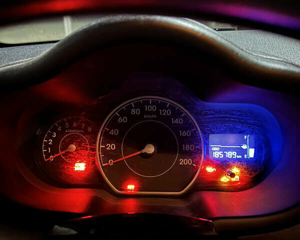 Хендай и10 2012 в Черновцах на Automoto.ua Красный Хендай и10, объемом двигателя 1.09 л и пробегом 185 тыс. км за 6200 $, фото 26 на Automoto.ua