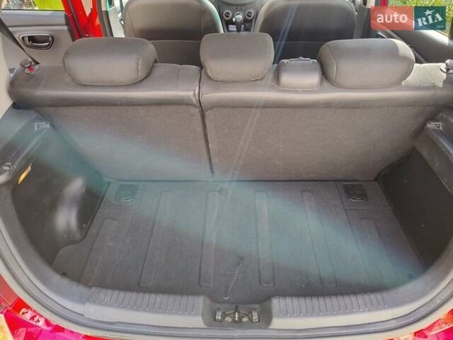 Хендай и10 2012 в Киеве на Automoto.ua Красный Хендай и10, объемом двигателя 1.1 л и пробегом 120 тыс. км за 6650 $, фото 6 на Automoto.ua