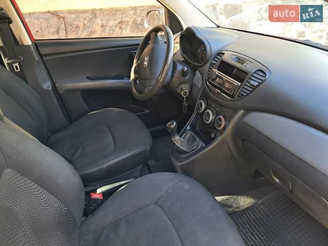 Красный Хендай и10, объемом двигателя 1.09 л и пробегом 211 тыс. км за 4200 $, фото 2 на Automoto.ua