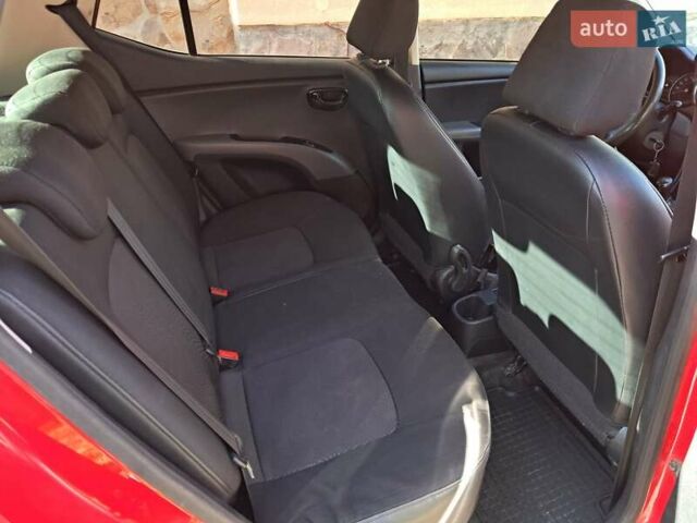 Красный Хендай и10, объемом двигателя 1.09 л и пробегом 211 тыс. км за 4200 $, фото 3 на Automoto.ua