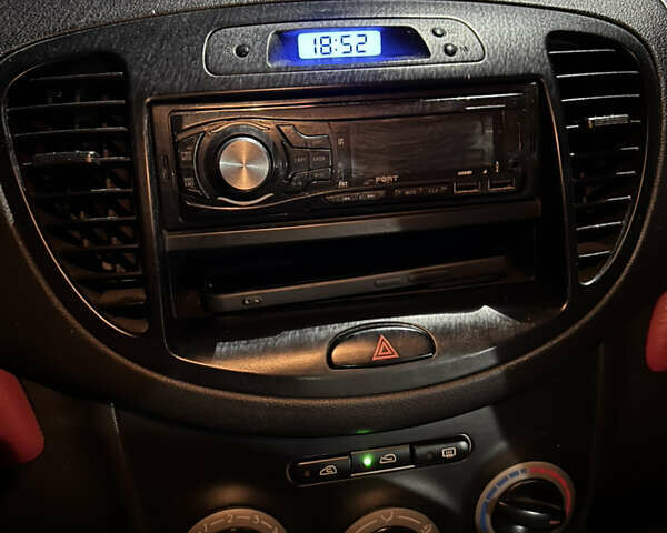 Хендай и10 2012 в Черновцах на Automoto.ua Красный Хендай и10, объемом двигателя 1.09 л и пробегом 185 тыс. км за 6200 $, фото 32 на Automoto.ua