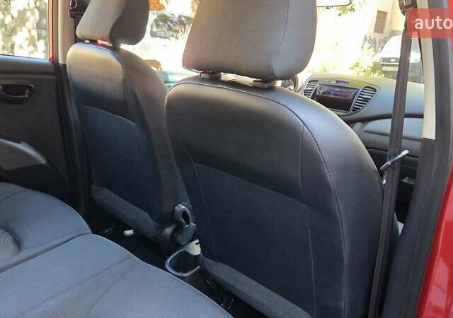 Хендай и10 2013 в Харькове на Automoto.ua Красный Хендай и10, объемом двигателя 1.2 л и пробегом 48 тыс. км за 8950 $, фото 20 на Automoto.ua