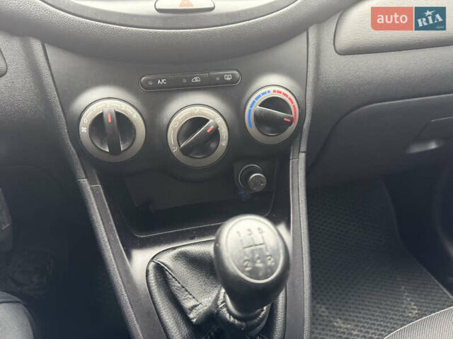 Красный Хендай и10, объемом двигателя 1.1 л и пробегом 48 тыс. км за 5900 $, фото 21 на Automoto.ua