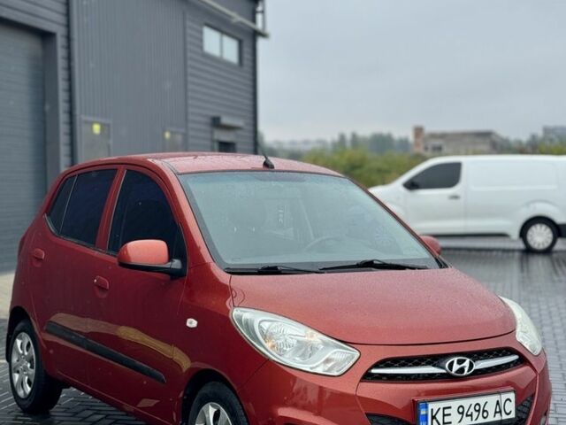 Красный Хендай и10, объемом двигателя 1.1 л и пробегом 97 тыс. км за 7800 $, фото 1 на Automoto.ua