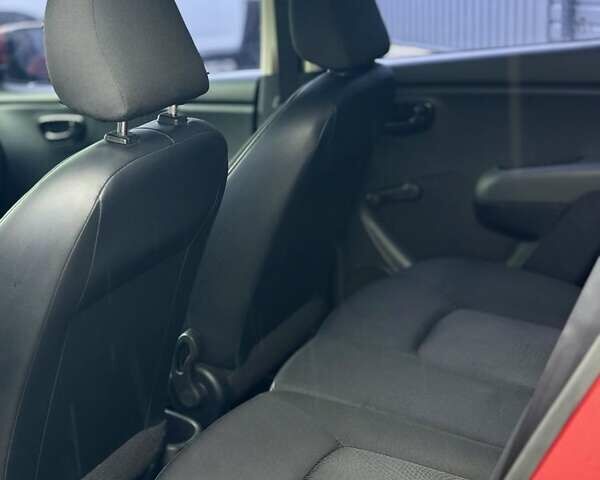 Красный Хендай и10, объемом двигателя 1.1 л и пробегом 97 тыс. км за 7800 $, фото 5 на Automoto.ua