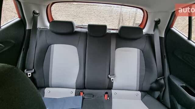 Червоний Хендай і10, об'ємом двигуна 1.2 л та пробігом 18 тис. км за 13000 $, фото 4 на Automoto.ua