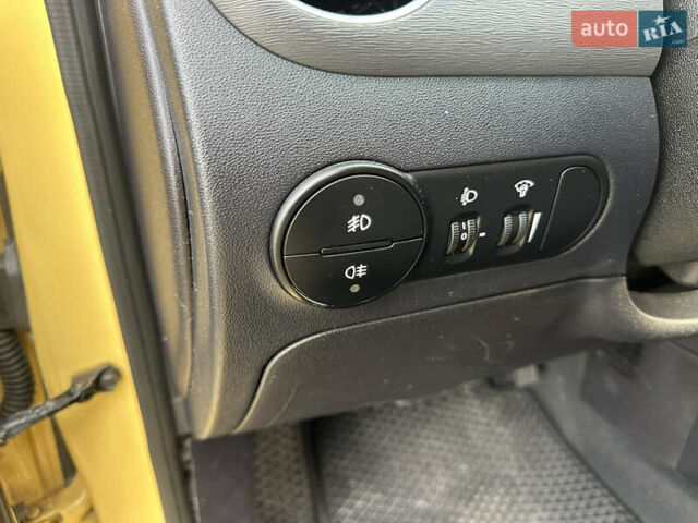 Желтый Хендай и10, объемом двигателя 1.1 л и пробегом 117 тыс. км за 5400 $, фото 4 на Automoto.ua