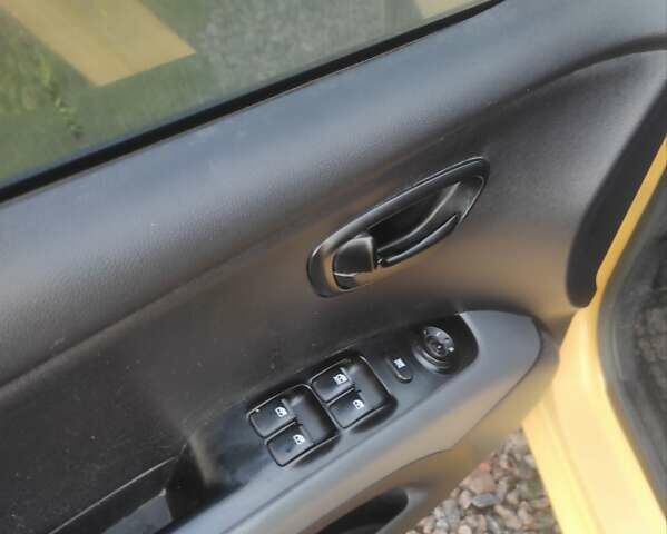 Желтый Хендай и10, объемом двигателя 1.09 л и пробегом 242 тыс. км за 5700 $, фото 10 на Automoto.ua