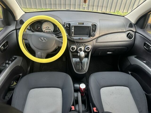 Желтый Хендай и10, объемом двигателя 1.1 л и пробегом 250 тыс. км за 5600 $, фото 14 на Automoto.ua