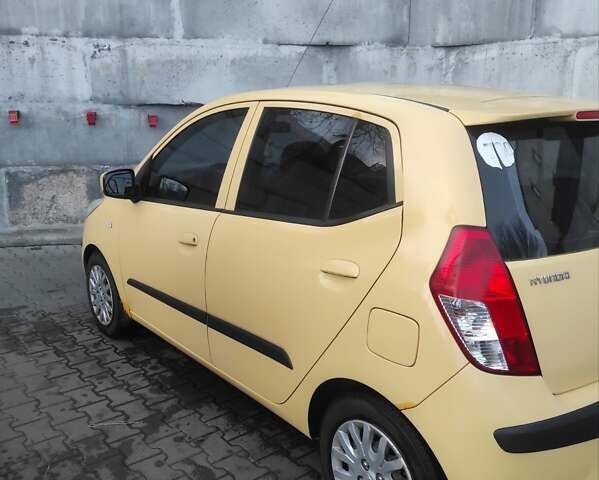 Желтый Хендай и10, объемом двигателя 1.09 л и пробегом 242 тыс. км за 5700 $, фото 1 на Automoto.ua