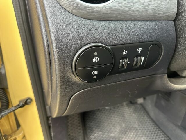 Желтый Хендай и10, объемом двигателя 1.1 л и пробегом 250 тыс. км за 5600 $, фото 11 на Automoto.ua