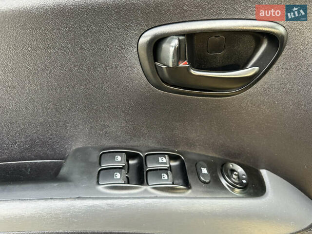 Желтый Хендай и10, объемом двигателя 1.1 л и пробегом 117 тыс. км за 5400 $, фото 9 на Automoto.ua