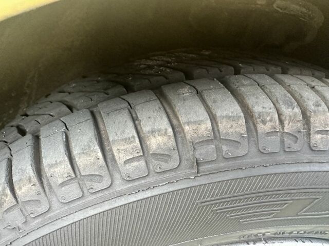 Желтый Хендай и10, объемом двигателя 1.1 л и пробегом 250 тыс. км за 5600 $, фото 9 на Automoto.ua