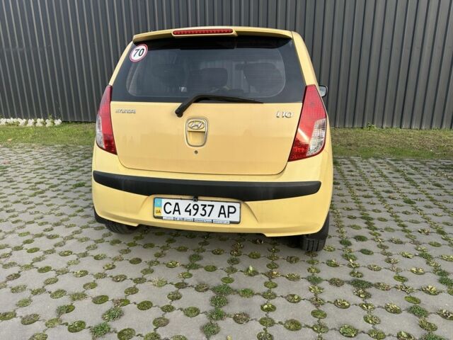 Желтый Хендай и10, объемом двигателя 1.1 л и пробегом 250 тыс. км за 5600 $, фото 1 на Automoto.ua