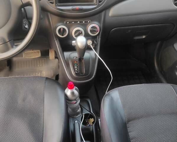 Желтый Хендай и10, объемом двигателя 1.09 л и пробегом 242 тыс. км за 5700 $, фото 8 на Automoto.ua