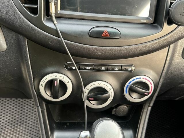 Желтый Хендай и10, объемом двигателя 1.1 л и пробегом 250 тыс. км за 5600 $, фото 6 на Automoto.ua