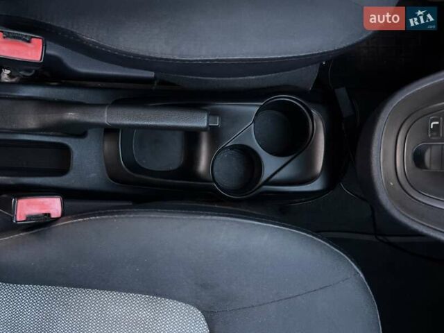 Жовтий Хендай і10, об'ємом двигуна 1.09 л та пробігом 198 тис. км за 4300 $, фото 6 на Automoto.ua