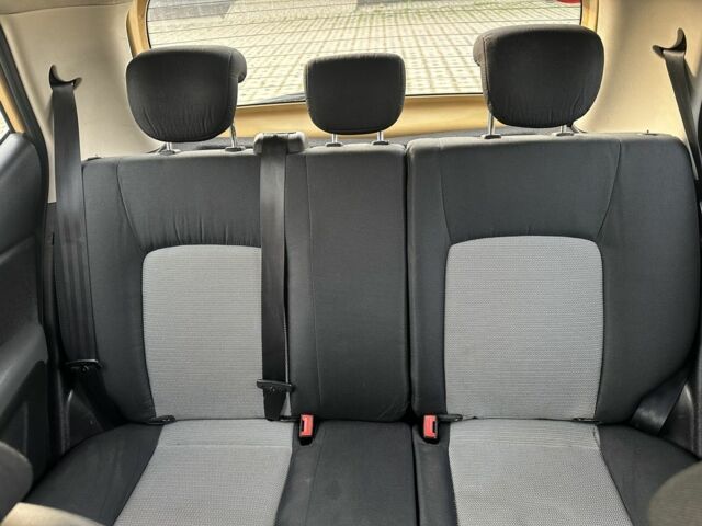 Желтый Хендай и10, объемом двигателя 1.1 л и пробегом 250 тыс. км за 5600 $, фото 12 на Automoto.ua