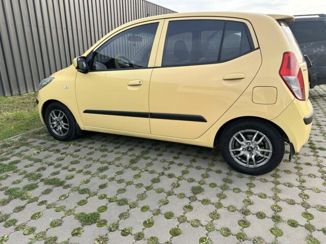 Желтый Хендай и10, объемом двигателя 1.1 л и пробегом 250 тыс. км за 5600 $, фото 3 на Automoto.ua