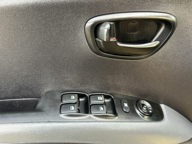 Желтый Хендай и10, объемом двигателя 1.1 л и пробегом 250 тыс. км за 5600 $, фото 10 на Automoto.ua