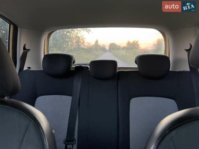 Жовтий Хендай і10, об'ємом двигуна 1.09 л та пробігом 198 тис. км за 4300 $, фото 8 на Automoto.ua