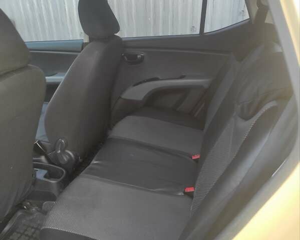 Желтый Хендай и10, объемом двигателя 1.09 л и пробегом 242 тыс. км за 5700 $, фото 9 на Automoto.ua