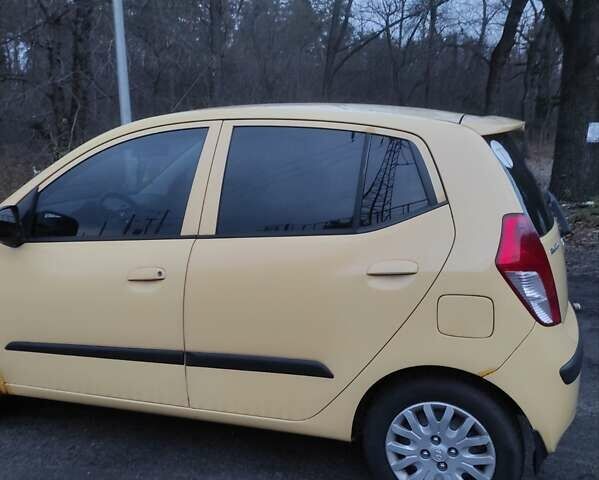 Желтый Хендай и10, объемом двигателя 1.09 л и пробегом 242 тыс. км за 5700 $, фото 4 на Automoto.ua