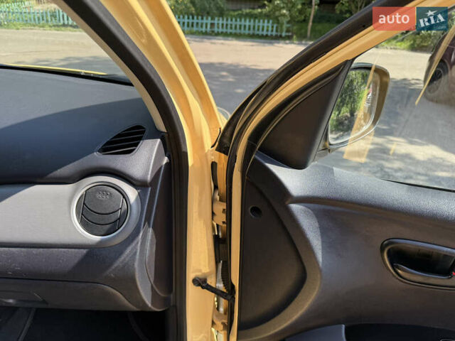 Жовтий Хендай і10, об'ємом двигуна 1.09 л та пробігом 273 тис. км за 4800 $, фото 5 на Automoto.ua