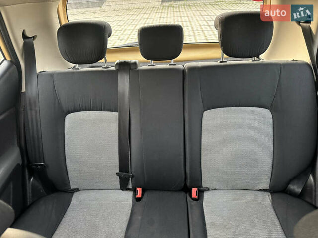 Желтый Хендай и10, объемом двигателя 1.1 л и пробегом 117 тыс. км за 5400 $, фото 8 на Automoto.ua