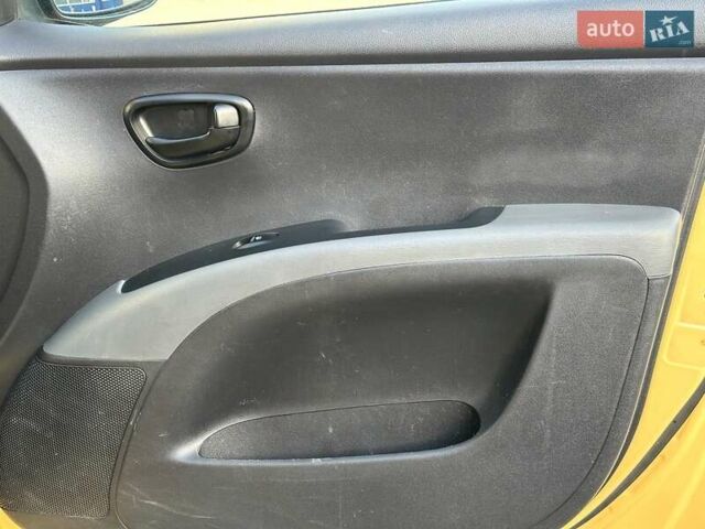 Желтый Хендай и10, объемом двигателя 1.1 л и пробегом 99 тыс. км за 6440 $, фото 19 на Automoto.ua