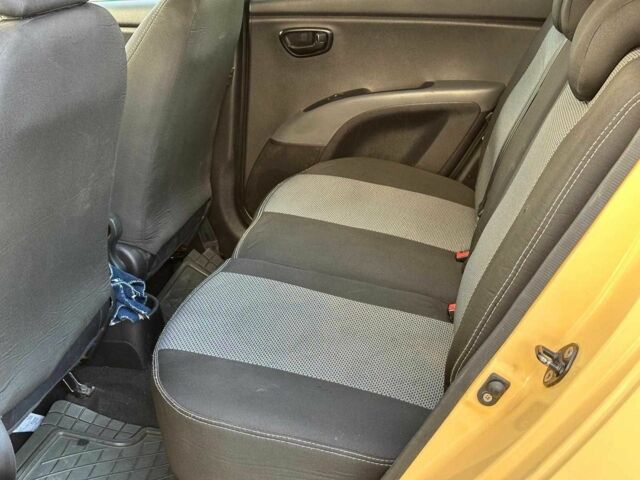 Желтый Хендай и10, объемом двигателя 1.1 л и пробегом 99 тыс. км за 6440 $, фото 11 на Automoto.ua