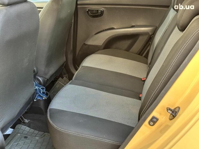 Желтый Хендай и10, объемом двигателя 1.1 л и пробегом 99 тыс. км за 6440 $, фото 11 на Automoto.ua