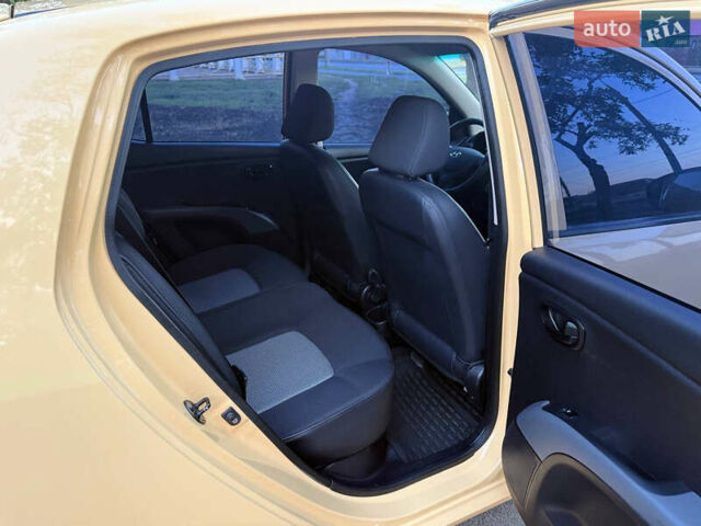 Желтый Хендай и10, объемом двигателя 1.1 л и пробегом 125 тыс. км за 6500 $, фото 20 на Automoto.ua