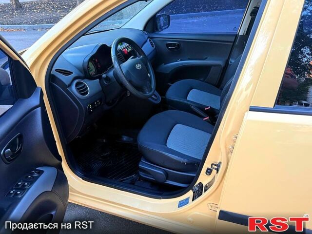 Желтый Хендай и10, объемом двигателя 1.1 л и пробегом 125 тыс. км за 6500 $, фото 5 на Automoto.ua