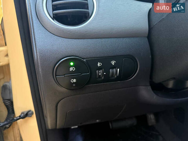 Желтый Хендай и10, объемом двигателя 1.1 л и пробегом 125 тыс. км за 6500 $, фото 12 на Automoto.ua