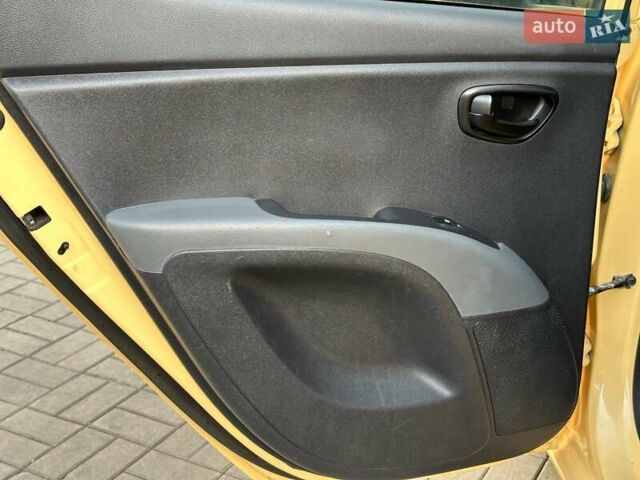 Желтый Хендай и10, объемом двигателя 1.1 л и пробегом 99 тыс. км за 6440 $, фото 12 на Automoto.ua