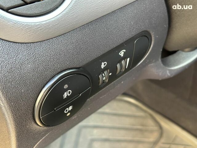 Желтый Хендай и10, объемом двигателя 1.1 л и пробегом 99 тыс. км за 6440 $, фото 10 на Automoto.ua