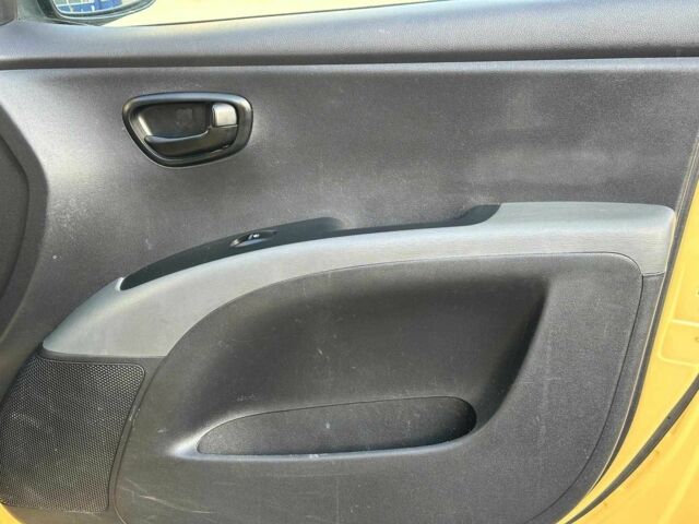 Желтый Хендай и10, объемом двигателя 1.1 л и пробегом 99 тыс. км за 6440 $, фото 19 на Automoto.ua