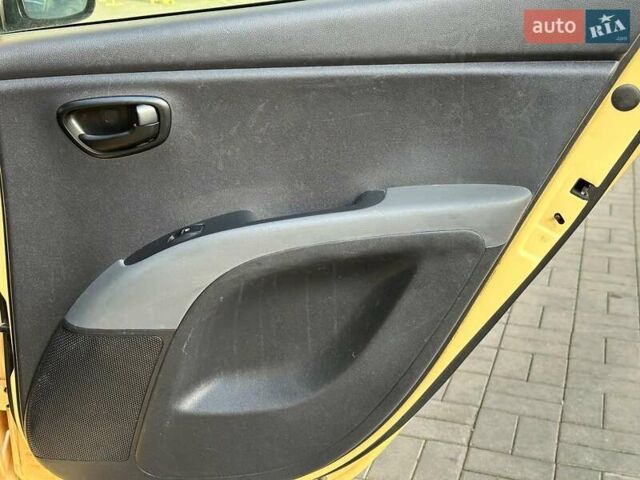 Желтый Хендай и10, объемом двигателя 1.1 л и пробегом 99 тыс. км за 6440 $, фото 14 на Automoto.ua