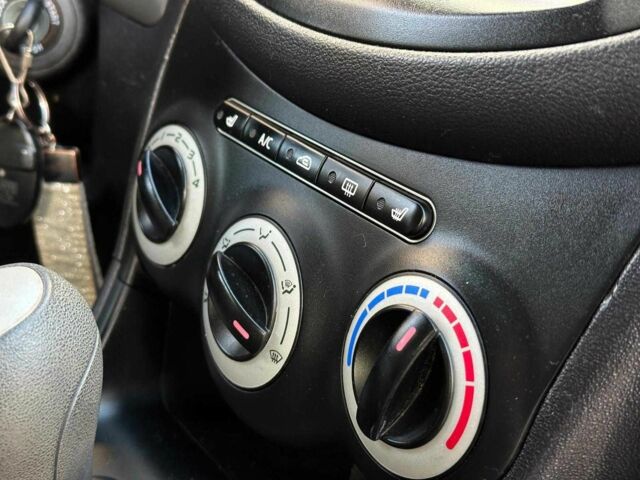 Желтый Хендай и10, объемом двигателя 1.1 л и пробегом 99 тыс. км за 6440 $, фото 20 на Automoto.ua