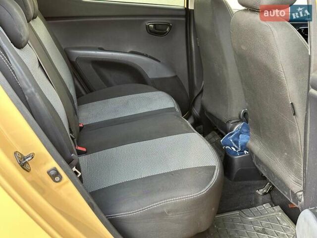 Желтый Хендай и10, объемом двигателя 1.1 л и пробегом 99 тыс. км за 6440 $, фото 13 на Automoto.ua