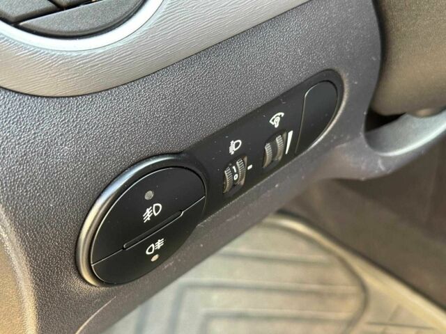 Желтый Хендай и10, объемом двигателя 1.1 л и пробегом 99 тыс. км за 6440 $, фото 10 на Automoto.ua